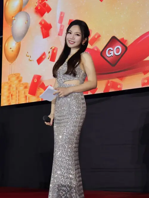 ▲蔡尚樺（如圖）主持尾牙，禮服超級有誠意。（圖／翻攝自蔡尚樺IG@gladys.tsai）