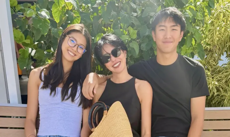 徐曉晰罕曬高顏值兒女!愛女比基尼辣秀長腿 媽自豪喊:我好會生