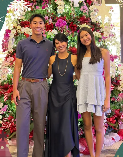 ▲身高有170公分的徐曉晰（中），現在兒子、女兒都比她高，她也自認現在變成家裡最小隻的人。（圖／翻攝自徐曉晰臉書）