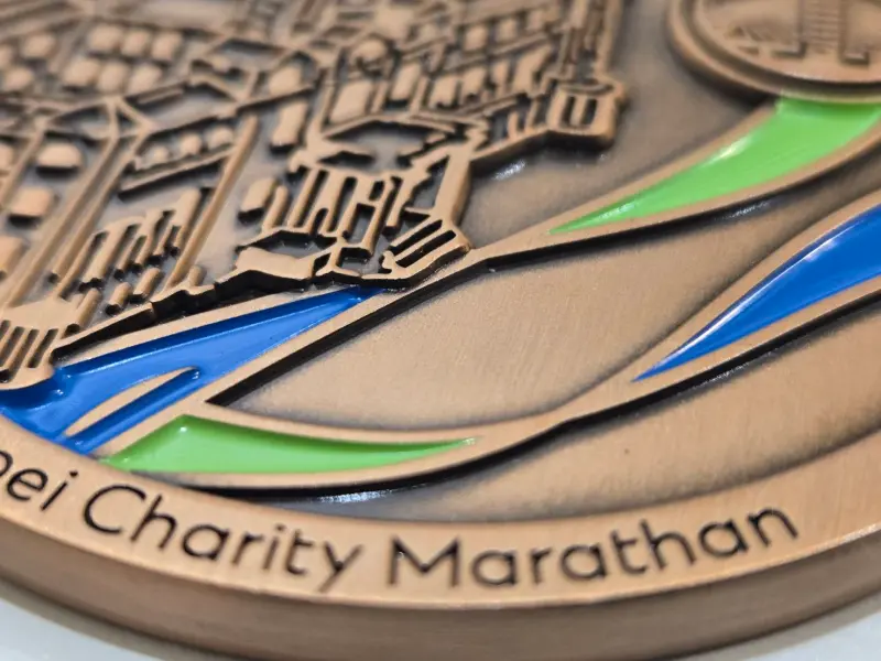 ▲2026年渣打臺北公益馬拉松今（11）日清晨於總統府前熱力起跑，吸引51國、2.6萬名跑者頂著12度低溫共襄盛舉。不料賽後卻爆出「獎牌刻錯字」的離譜烏龍，完賽獎牌上的英文單字「Marathon」竟被誤植為「Marathan」。（圖／記者黃建霖攝）