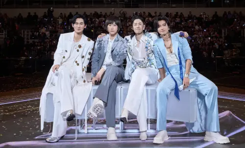 ▲由周渝民（左起）、五月天阿信、吳建豪、周渝民共同打造的《F✦FOREVER恆星之城》巡迴演唱會到成都。其中周渝民在表演時摟女舞者，粉絲大吃醋，大喊：「放開她！」（圖／相信音樂提供）