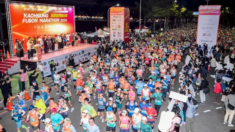 ▲高雄富邦馬拉松半馬鳴槍起跑。（圖／高市府運發局提供）