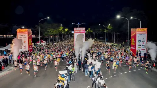 ▲高雄富邦馬拉松半馬鳴槍起跑。（圖／高市府運發局提供）