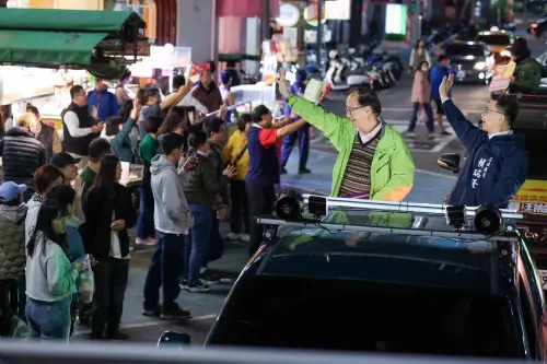 ▲車掃隊伍沿路的揮手聲中，高雄街頭不斷響起「凍蒜」、「守護高雄」、「信賴賴瑞隆」的吶喊；民眾們皆以最熱情直接的方式鼓勵賴瑞隆。(圖／民進黨高雄市長初選參選人賴瑞隆辦公室提供)