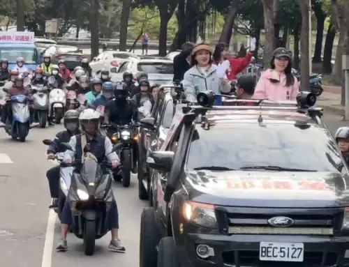 邱議瑩、黃捷號召「擋泥板騎士團」掃街衝勝選氣勢
