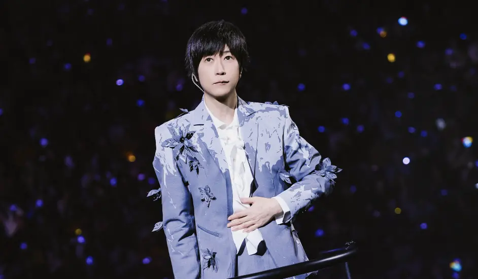 ▲阿信（如圖）在成都開唱，不慎踩到衣服絆倒，身旁的吳建豪趕緊救援，把他拉起來，下一秒阿信也繼續生龍活虎地唱歌。（圖／相信音樂提供）