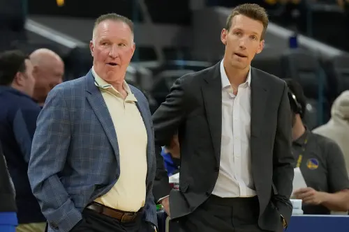 ▲金州勇士在總管小鄧利維（Mike Dunleavy Jr.）（右）主導下，交易趨於保守，外媒呼籲別再等待，應在今年盡早送走庫明加。（圖／美聯社／達志影像）