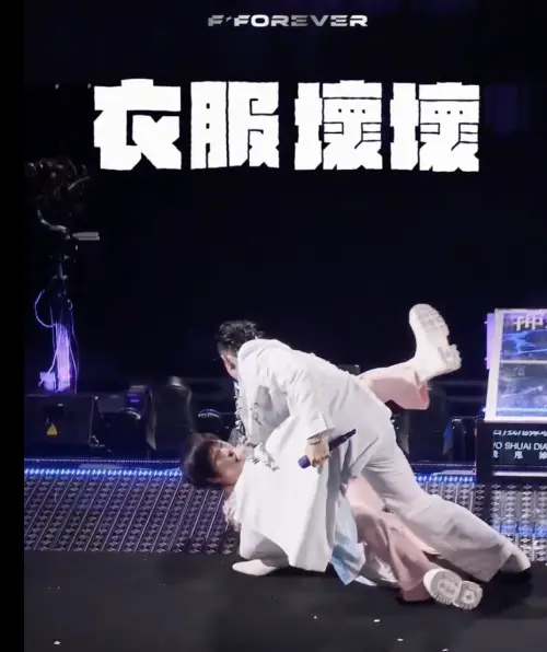▲阿信（左）成都開唱不慎摔倒，吳建豪（右）一手把他拉起來。（圖／翻攝自相信音樂臉書）