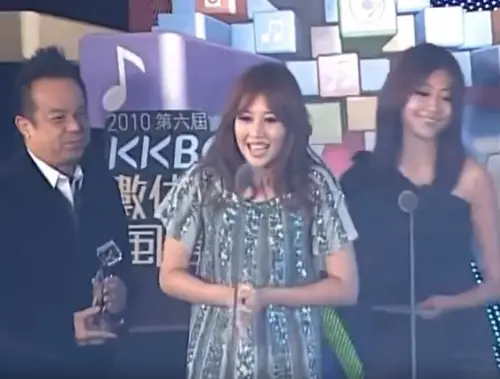 ▲A-Lin早年參加頒獎典禮，她得獎後因為太緊張，忘記先跟頒獎人領獎，直接走到麥克風前致詞，讓場面一度陷入尷尬。（圖／翻攝自Threads、中視）