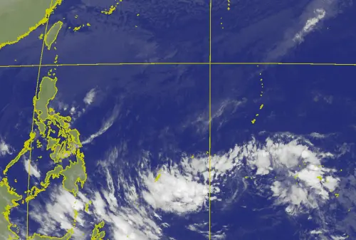▲最新歐洲模式系集模擬顯示，下半週菲律賓東方海面有熱帶擾動發展、成颱的機率約60%，模擬路徑大致在菲律賓東方海面迴轉，之後還有打轉的現象。（圖／中央氣象署cwa.gov.tw）