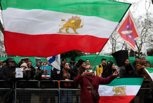 示威者爬伊朗駐英大使館「扯國旗換獅子旗」　德黑蘭氣炸召見大使
