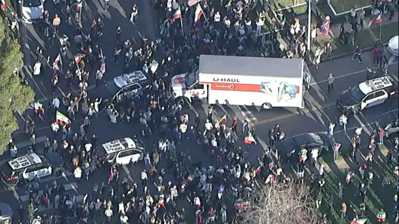 貨車狠衝聲援伊朗人潮！美國洛杉磯街頭陷入混亂　民眾怒砸車