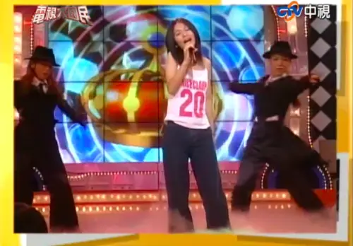 ▲Hebe在決賽時演唱〈喜歡你〉忘詞10秒，整段副歌歌詞都沒唱出來，直到第二段副歌才接上，連主持人吳宗憲都忍不住問：「What happened?」（圖／中視經典綜藝YT）