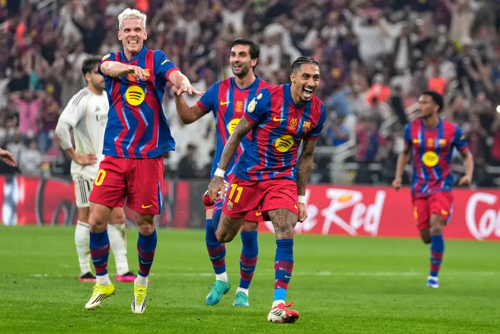 ▲巴塞隆納前鋒拉菲尼亞(Raphinha)在西班牙超級盃決賽梅開二度，包括第73分鐘的致勝吊射，率巴薩以3：2擊敗宿敵皇家馬德里，完成二連霸壯舉。（圖／美聯社／達志影像）