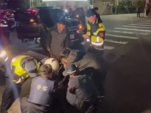 ▲金山恐怖男揮刀隨機攔車！身分起底竟是「猛男界RAIN」肌肉照流出。（圖／翻攝畫面）