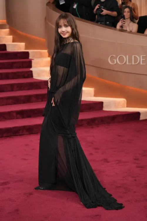 ▲Lisa選穿全黑透膚紗質禮服，內搭的小可愛忽隱忽現，事業線、小蠻腰同步放送。（圖／美聯社）