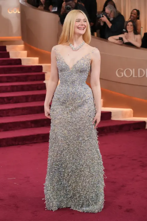 ▲艾兒芬妮著極深V金蔥高訂禮服，裸露美肩和酥胸。（圖／美聯社）