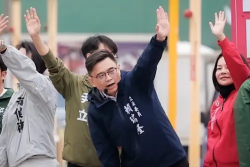 ▲不少市民看到賴瑞隆與議員們現身，紛紛比出手握電話的動作，象徵高雄市民用行動表達「顧電話挺瑞隆、一起守住高雄」的共同決心。（圖／民進黨高雄市長初選參選人賴瑞隆辦公室提供）