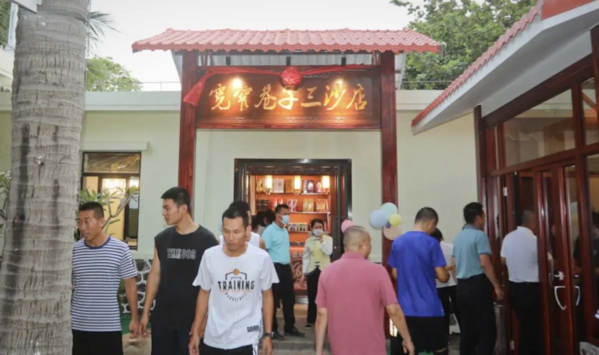 ▲三沙市永興島迎來首座商業中心正式營運，卻也引起越南官方抗議。圖為西沙群島首家火鍋店。（圖／翻攝自微博）