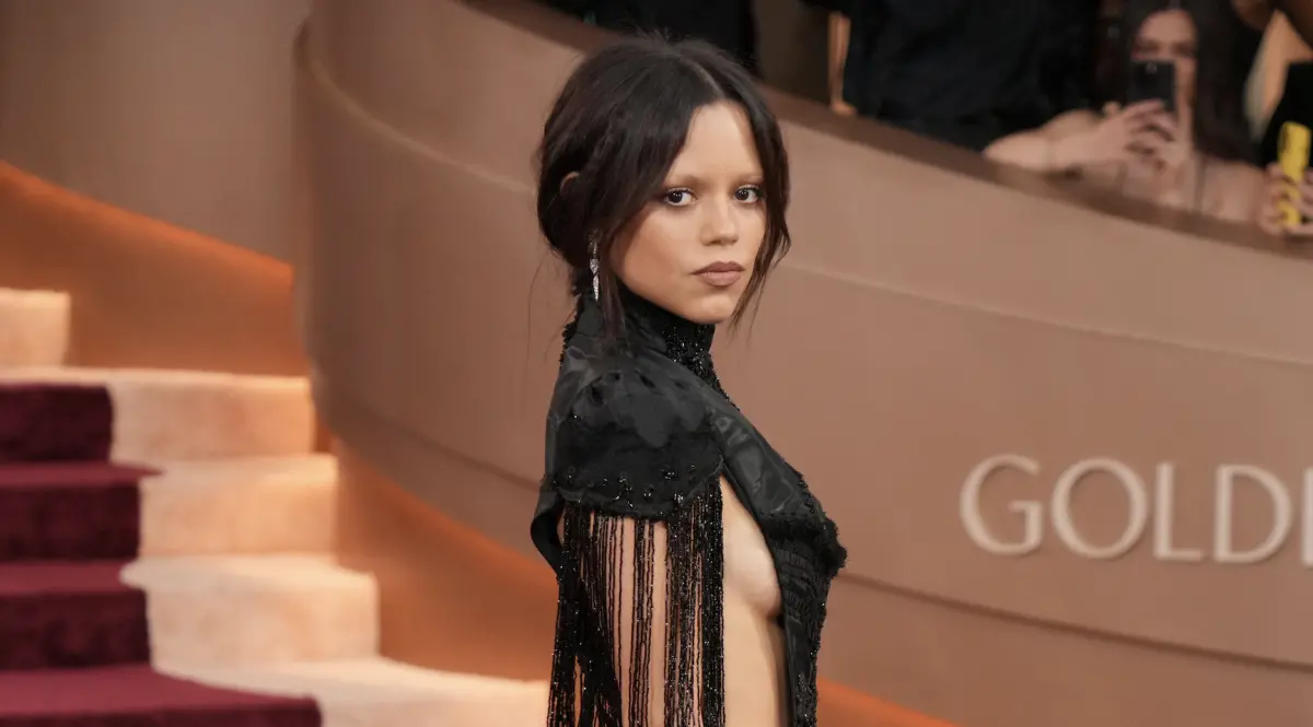 ▲23歲珍娜奧蒂嘉（Jenna Ortega）以《星期三》走紅，她以側身全裸火辣裝扮登上第83屆金球獎。（圖／美聯社）