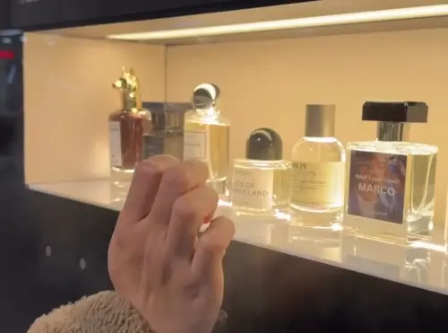 ▲北捷香水機讓民眾可以自由挑選九瓶香水，每瓶皆是一瓶數千元的香水大牌，但只要花銅板價20至30元就能輕鬆噴上身，CP值被讚十分高。（圖／翻攝Threads）