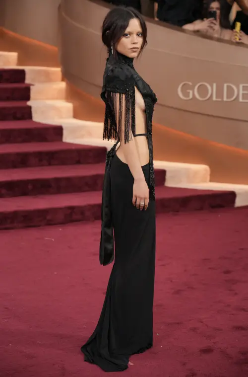 ▲珍娜奧特嘉（Jenna Ortega）裝扮非常火辣，即便年紀小氣場卻非常強大。（圖／美聯社）