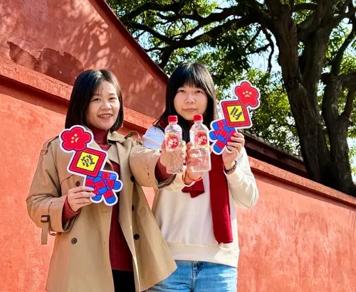 財神爺與Q版小馬隨身攜帶！台塩推輕巧隨行「發財水」
