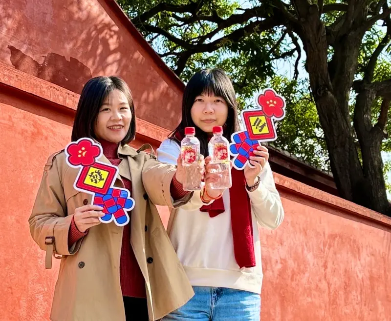 財神爺與Q版小馬隨身攜帶！台塩推輕巧隨行「發財水」