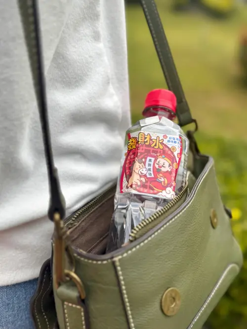 ▲「小廢包」也裝得下！台塩發財水 420ml輕巧瓶身，兼具時尚與便利，讓好運隨身帶著走。（圖／台鹽提供）