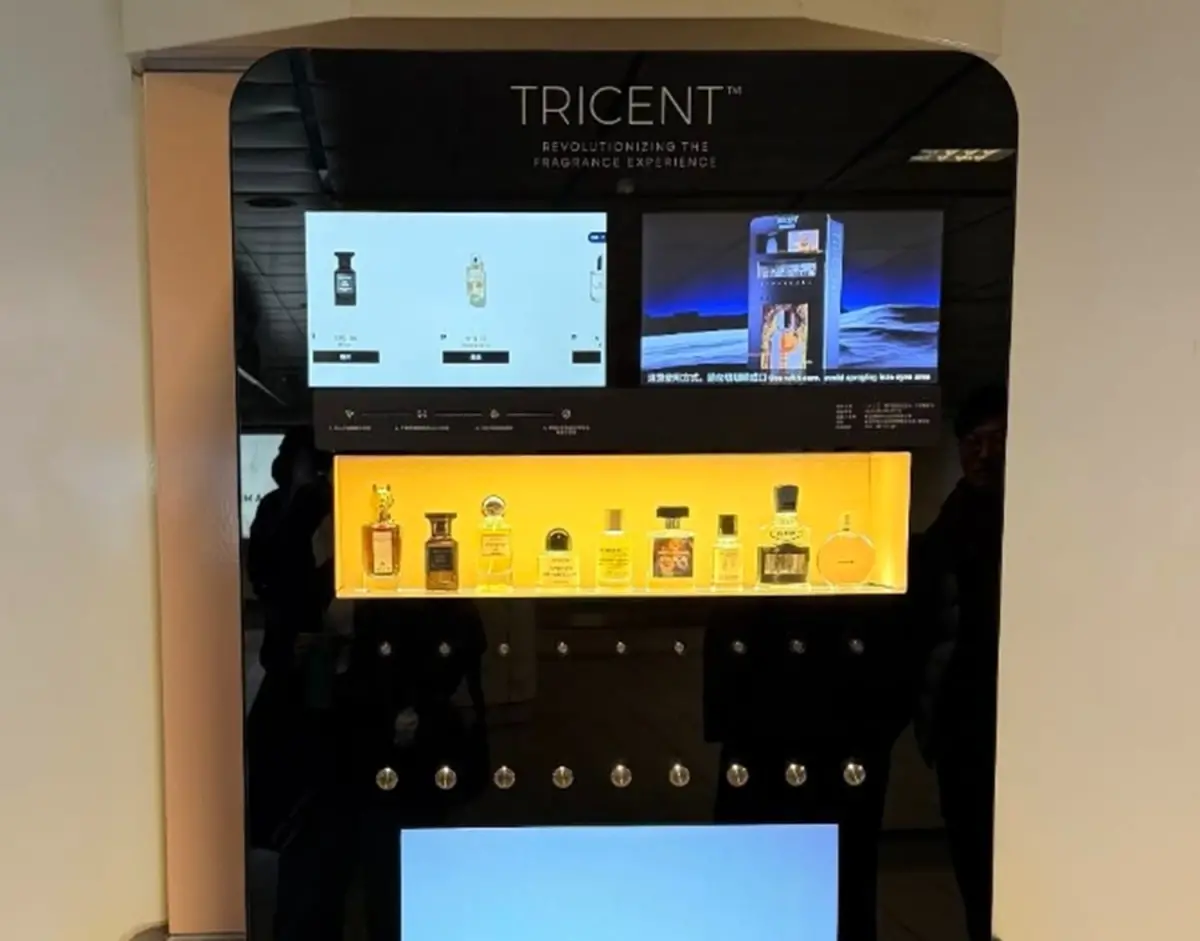 ▲北捷近日被目擊加裝5台黑色販賣機，近看才發現竟是最新推出的北捷香水機，噴一次只要30元，CP值高，變成許多人的約會救星。（圖／翻攝Thrads）