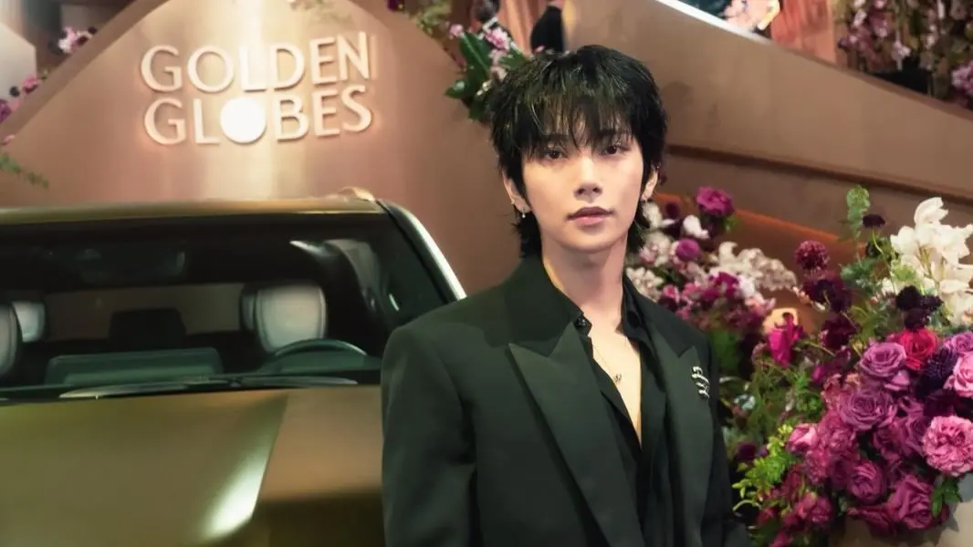 ▲SEVENTEEN Joshua 以一襲深V黑西裝登上第83屆金球獎紅毯，表示來這裡就像回家想看到科學怪人。（圖／翻攝自IG joshu_acoustic）