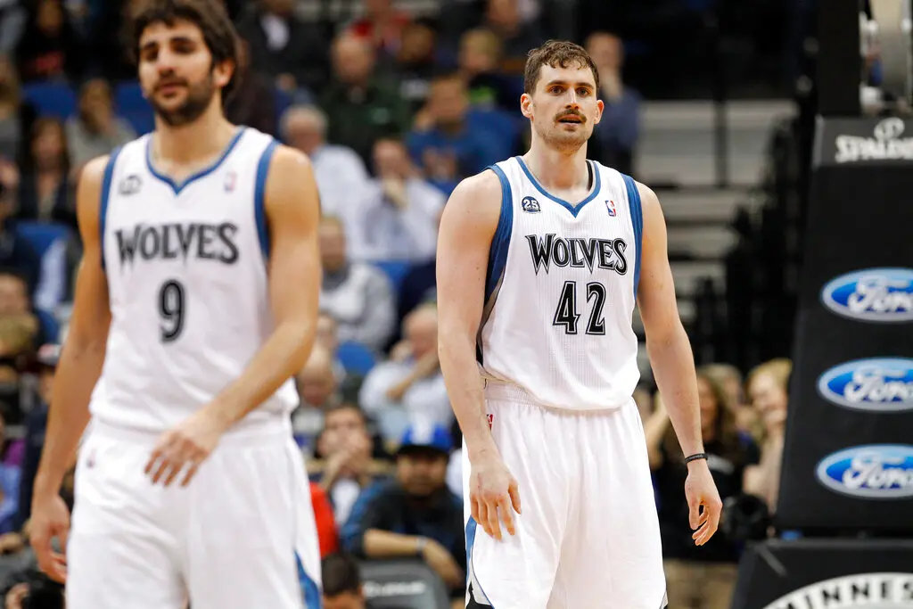 ▲現效力爵士隊的老將洛夫（Kevin Love）近日受訪時自曝，對於老隊友盧比歐（Ricky Rubio，左）一直懷有深切的愧疚感，直到對方2024年退休後才正式道歉，坦承自己年輕時是個「糟糕的隊友」。（圖／美聯社／達志影像）