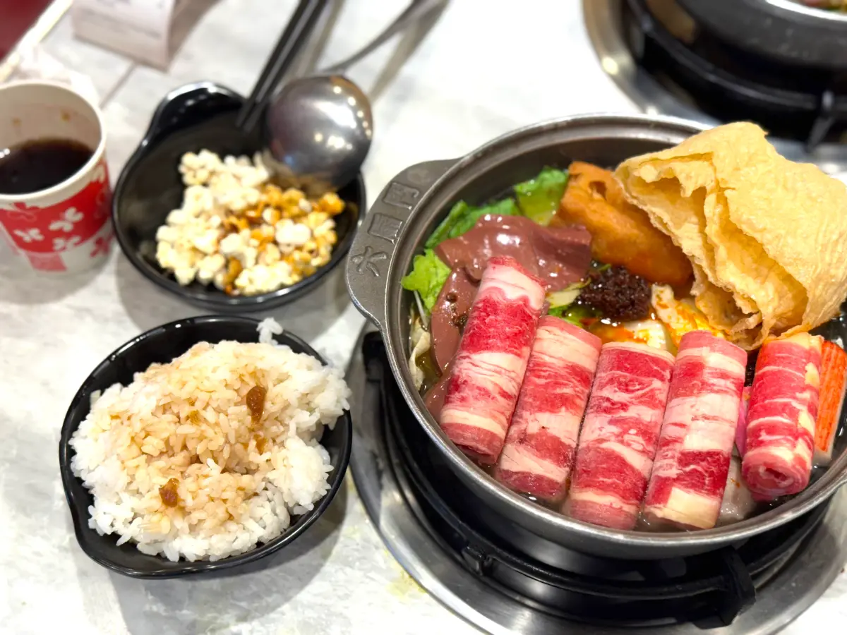 ▲六扇門台北中正福州店1月16日開幕優惠內用鍋物買一送一，最狂自助吧升級無限供應咖哩飯、麻婆豆腐及生菜沙拉吧、涼麵區，豆花、霜淇淋甜點飲料吃到飽，2026完整菜單價格一覽。（圖／記者蕭涵云攝）