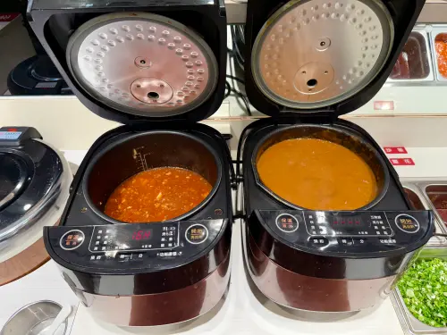 ▲六扇門自助吧升級咖哩飯、麻婆豆腐吃到飽。（圖／六扇門6owldoor.com）