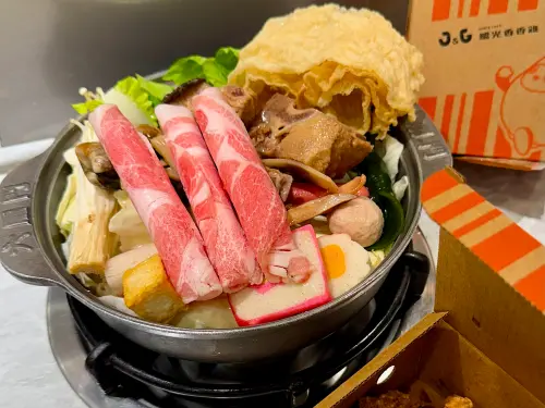 ▲六扇門去年與繼光香香雞聯名，吸引消費者吃火鍋配炸雞好享受。（圖／記者蕭涵云攝）