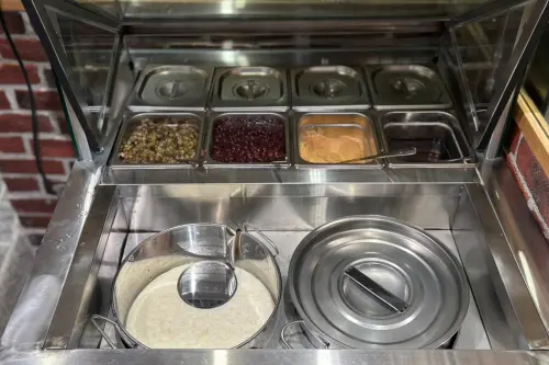 ▲六扇門自助吧甜點新增古早味豆花，竟然還提供紅豆及綠豆搭配。（圖／六扇門6owldoor.com）