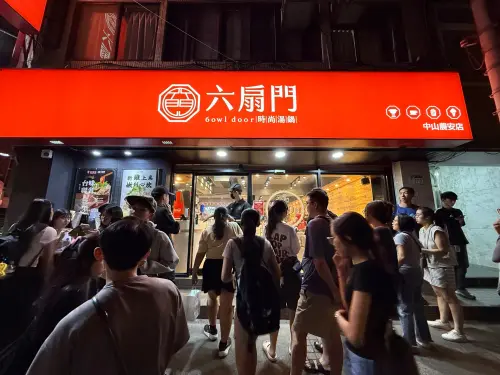 ▲饕客總算等到六扇門進軍台北市，每次經過門口總是大排長龍。（圖／記者蕭涵云攝）