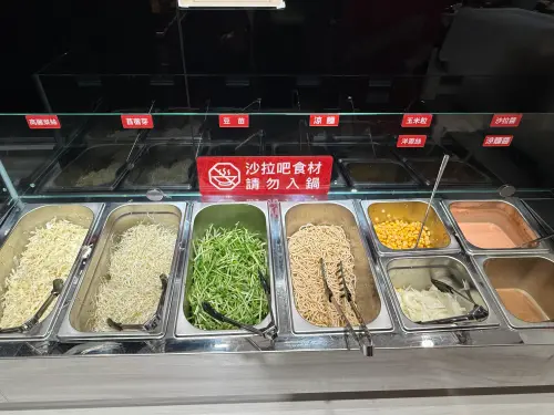 ▲六扇門自助吧越來越強大，沙拉區和涼麵都很受歡迎。（圖／六扇門6owldoor.com）