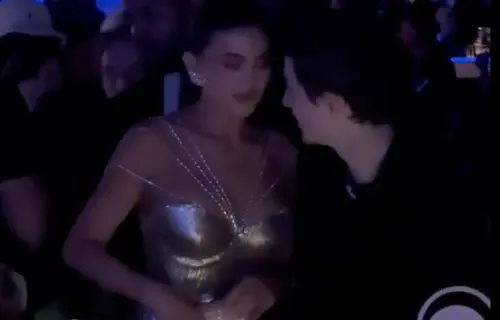 ▲提摩西夏勒梅（右）和女友凱莉珍娜（左）在金球獎頒獎典禮空檔仍有密切互動，臉上都是開心的笑容。（圖／摘自 Golden Globes Ｘ）