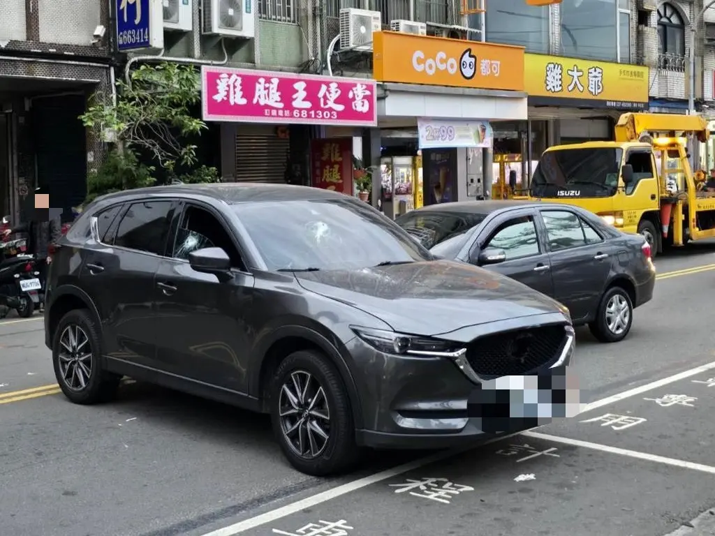 ▲苗栗頭份今天清晨驚傳槍響，馬自達休旅車駕駛遭攔截中彈受傷，隨後自行走去醫院掛急診。（圖／民眾提供）