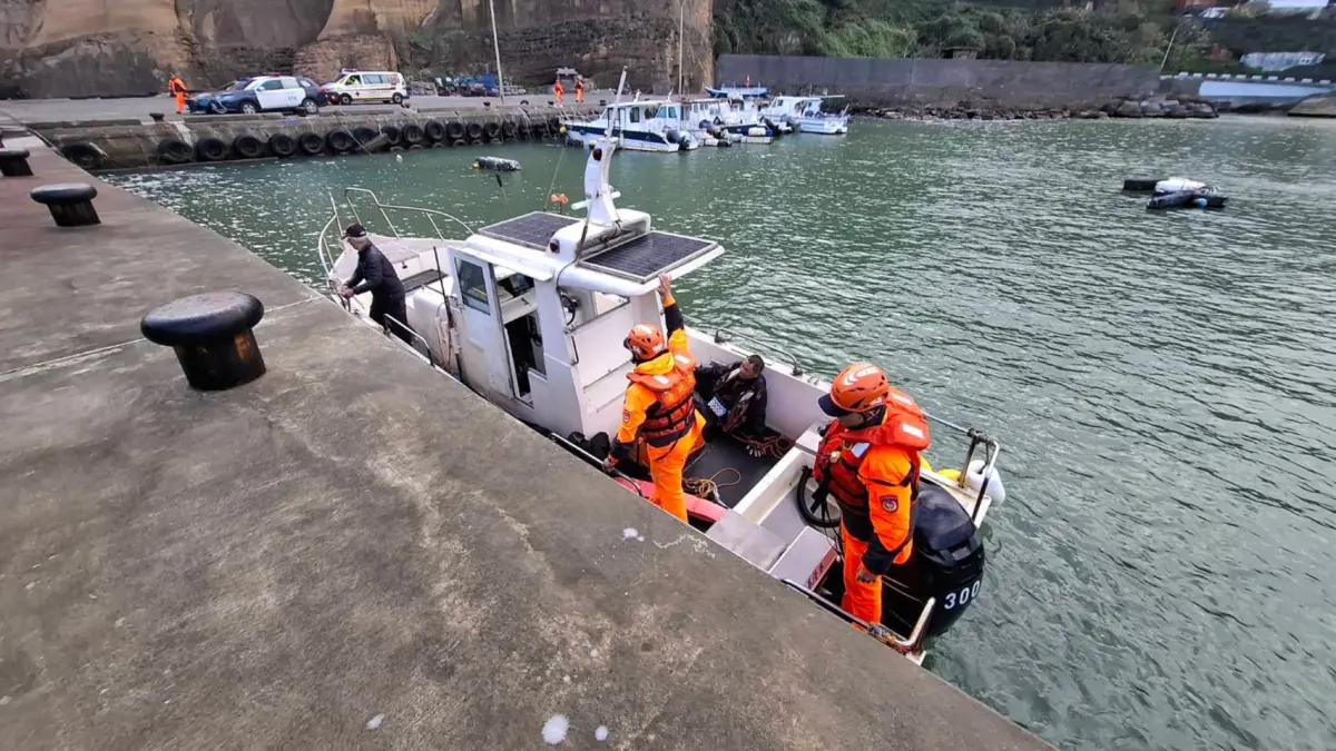 ▲新北市瑞芳區2名釣客在釣魚途中遭到海浪沖擊，導致不慎失足落海。（圖／翻攝畫面）