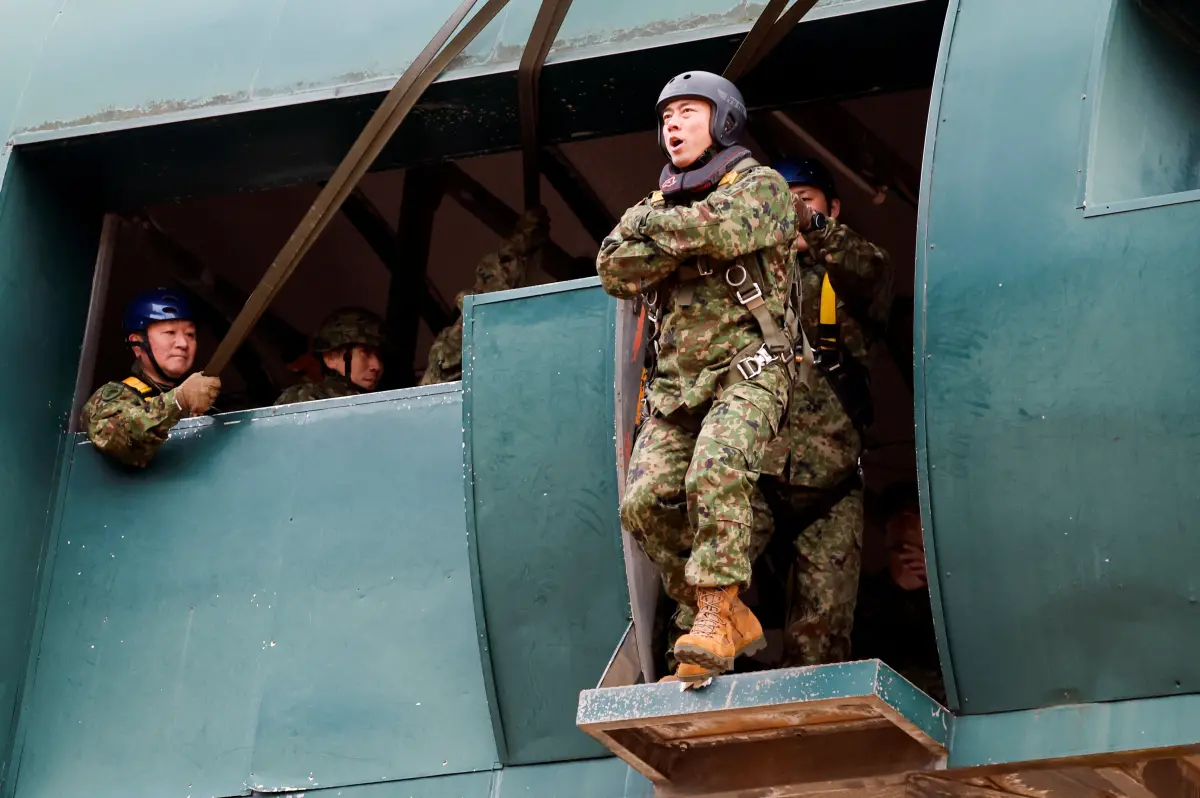 ▲日本防衛大臣小泉進次郎前往視察陸上自衛隊演訓，並親自體驗了從11公尺高處躍下的訓練。（圖／路透社／達志影像）