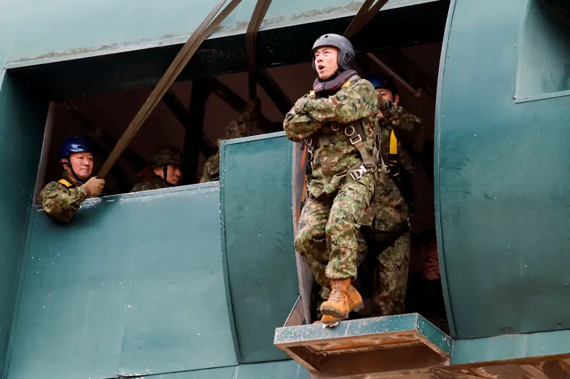 小泉進次郎跳了！體驗傘兵訓練親自上陣　從11公尺高塔一躍而下