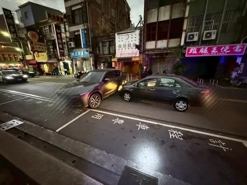 ▲苗栗頭份今天清晨驚傳槍響，馬自達休旅車駕駛遭攔截中彈受傷，隨後自行走去醫院掛急診。（圖／民眾提供）