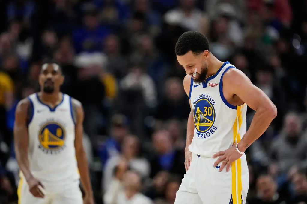 ▲金州勇士當家球星柯瑞（Stephen Curry）全場狂飆31分，並在一晚寫下兩項傳奇里程碑，但勇士隊在下半場防線全面崩潰，外線手感集體打鐵，最終以111：124慘敗給老鷹。（圖／美聯社／達志影像）