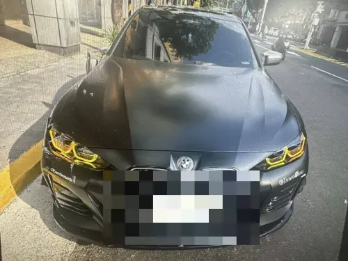 ▲北市騎士搶快鬼切慘了！下秒「被260萬BMW擊落倒地」驚悚瞬間曝光。（圖／翻攝畫面）