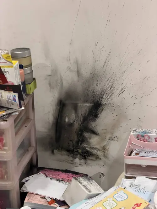 ▲當事人拍下行動電源爆炸後的景象。（圖／Threads@waackwer）