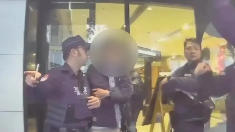 中山逛街一半遭偷拍！斯文男「想偷刪照被抓包」打開相簿驚見一幕