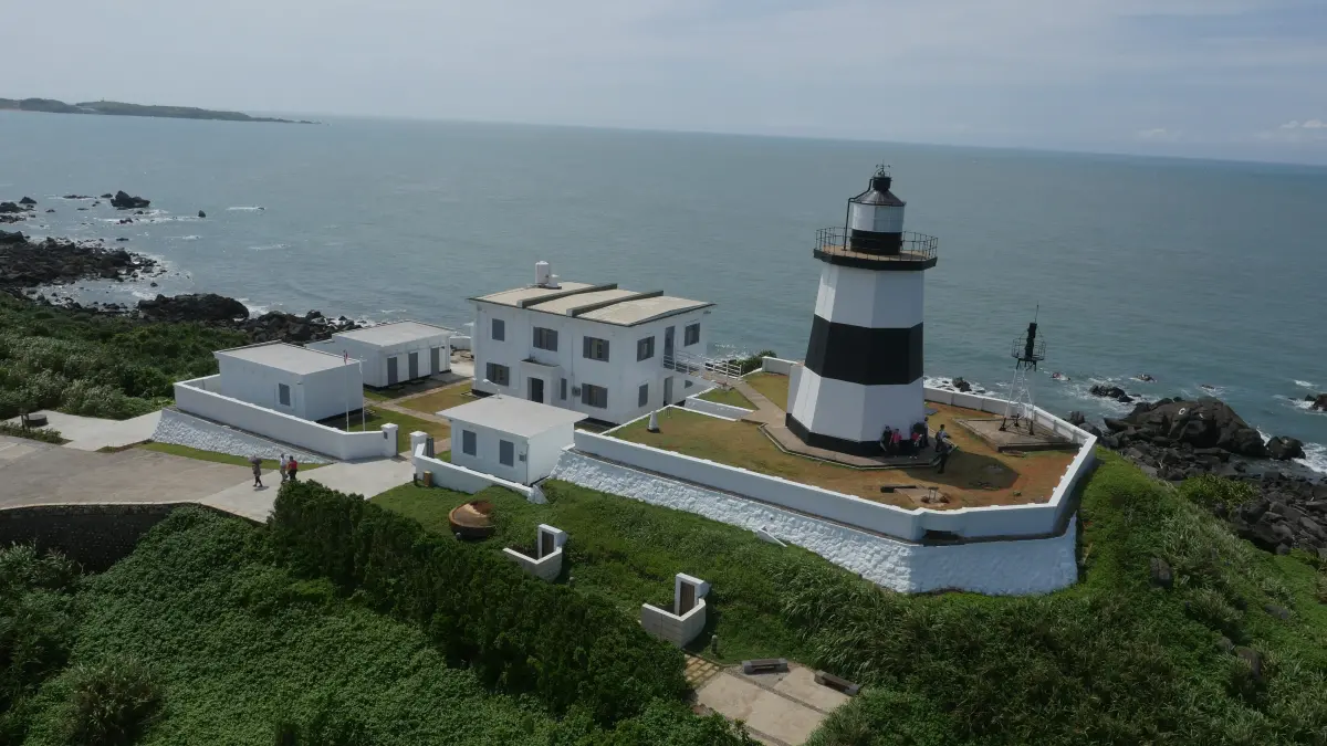 ▲富貴角燈塔園區整修作業，自115年1月15日起封閉園區，以維安全。園區開放時間將配合整修工程進度滾動調整，並於開放前另行週知。（圖／航港局）