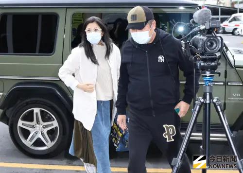 ▲胡瓜與丁柔安下午約2:10抵達曹西平的靈堂。（圖／記者朱永強攝）